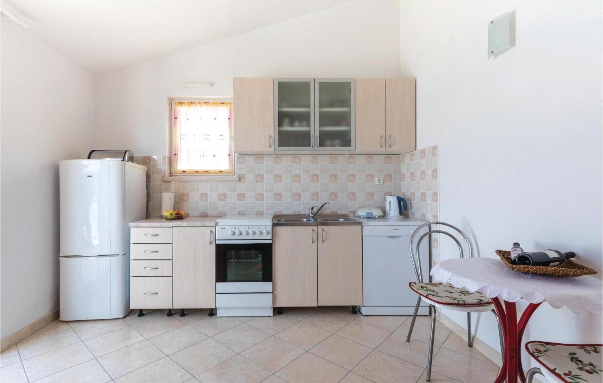 2 Bedroom Lovely Apartment In Komarna Klek Exterior foto